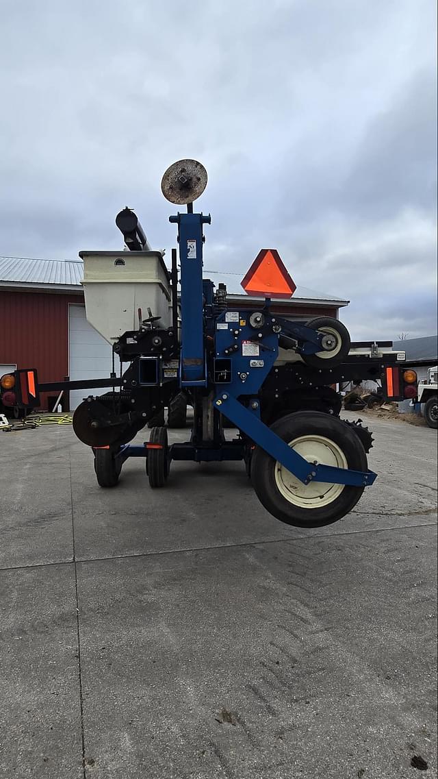 Image of Kinze 3600 equipment image 3