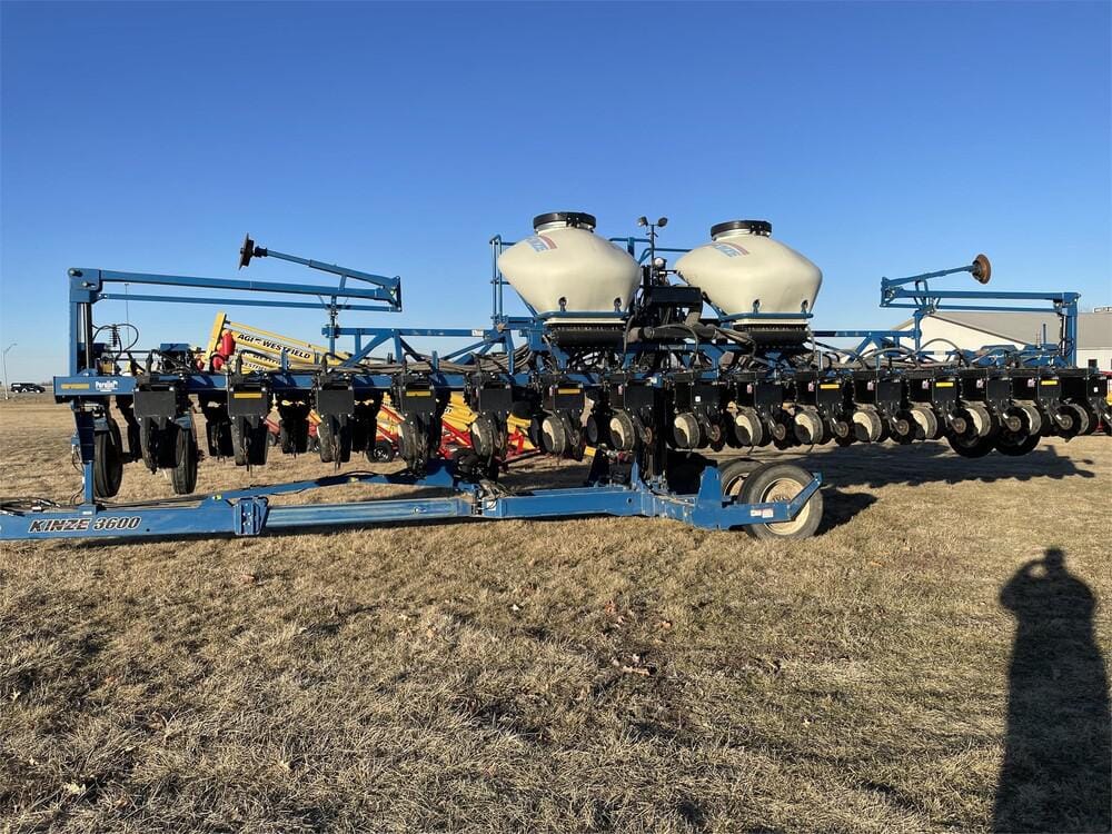 2012 Kinze 3600 Equipment Image0