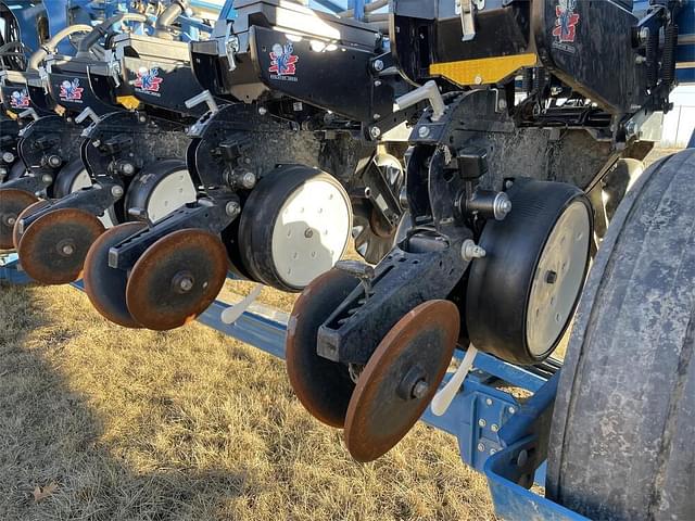 Image of Kinze 3600 equipment image 1