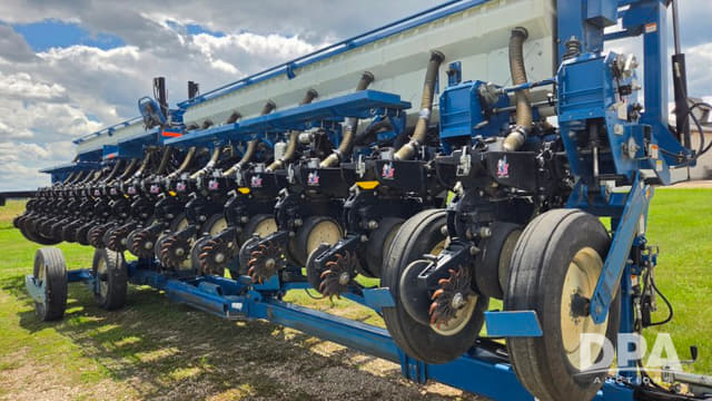Image of Kinze 3650 equipment image 3