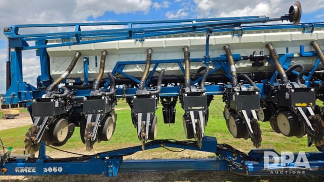 Image of Kinze 3650 equipment image 4
