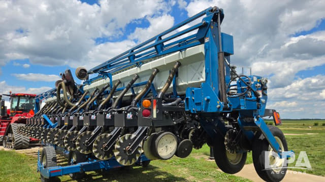 Image of Kinze 3650 equipment image 1