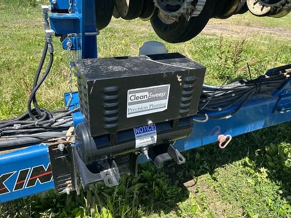 Image of Kinze 3660 equipment image 1