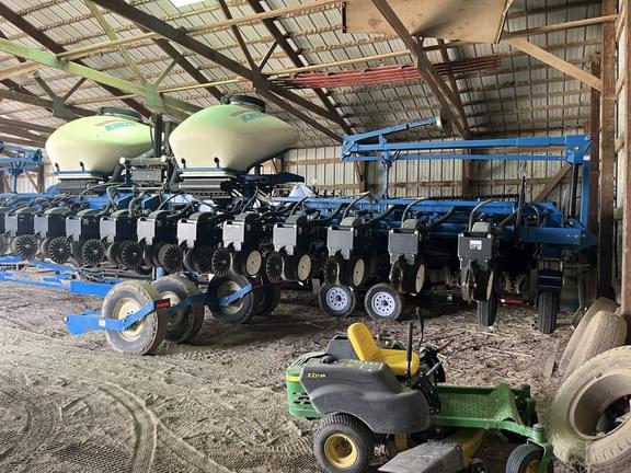 Image of Kinze 3660 equipment image 3