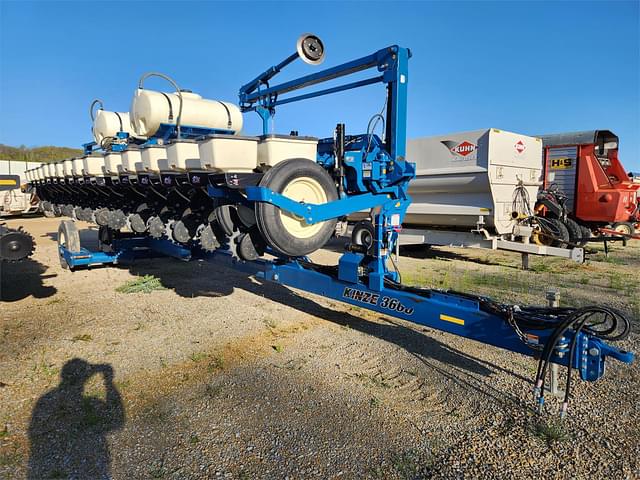 Image of Kinze 3660 equipment image 1