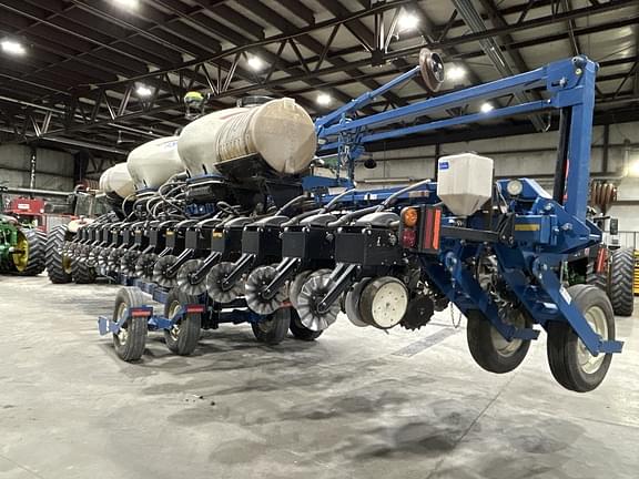 Image of Kinze 3660 equipment image 3