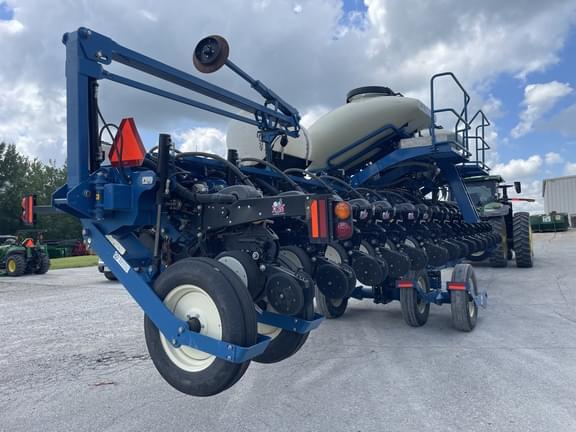 Image of Kinze 3660 equipment image 3