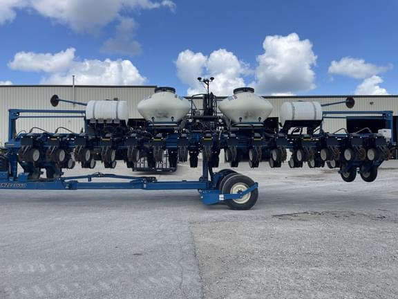 Image of Kinze 3660 equipment image 1