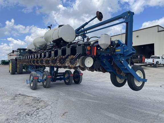 Image of Kinze 3660 equipment image 2