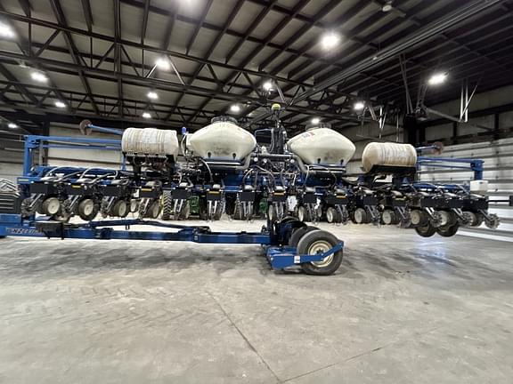 Image of Kinze 3660 equipment image 2