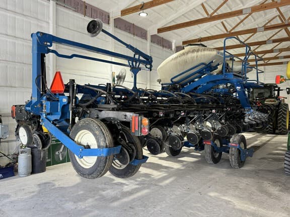 Image of Kinze 3660 equipment image 2