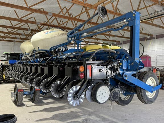 Image of Kinze 3660 equipment image 1
