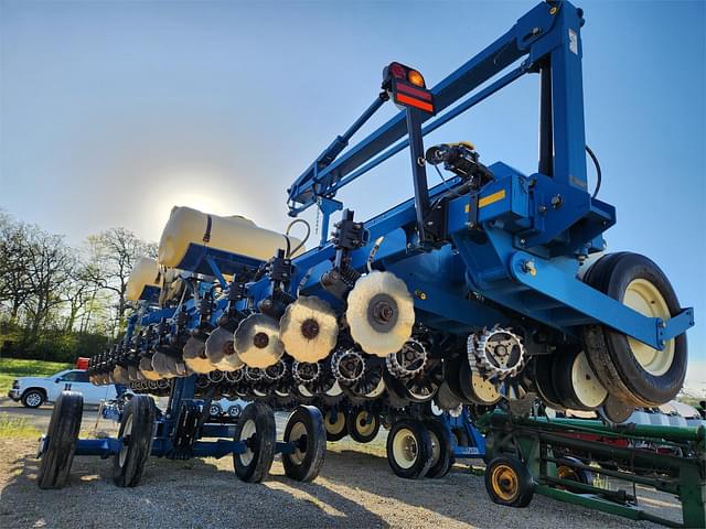 Image of Kinze 3660 equipment image 2