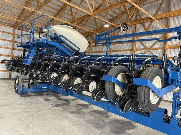 Image of Kinze 3660 equipment image 2