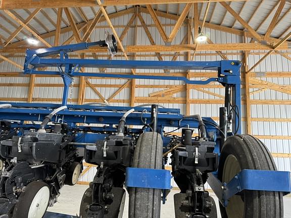 Image of Kinze 3660 equipment image 1