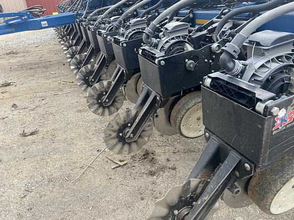 Image of Kinze 3660 equipment image 2