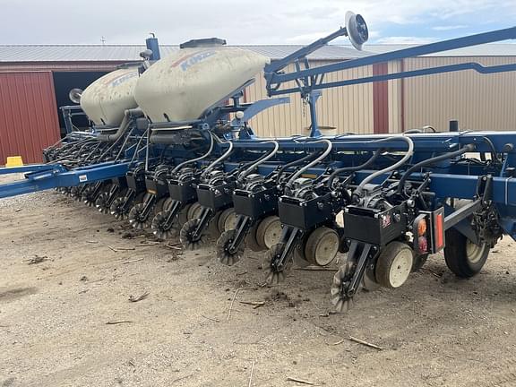 Image of Kinze 3660 equipment image 1