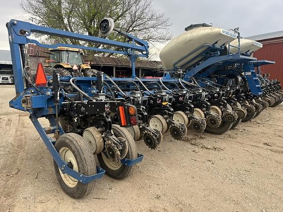 Image of Kinze 3660 equipment image 4