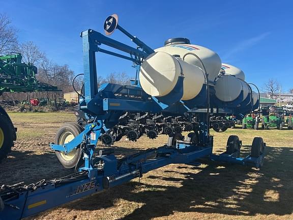 Image of Kinze 3660 equipment image 1