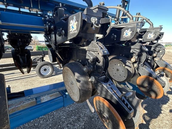 Image of Kinze 3660 equipment image 3