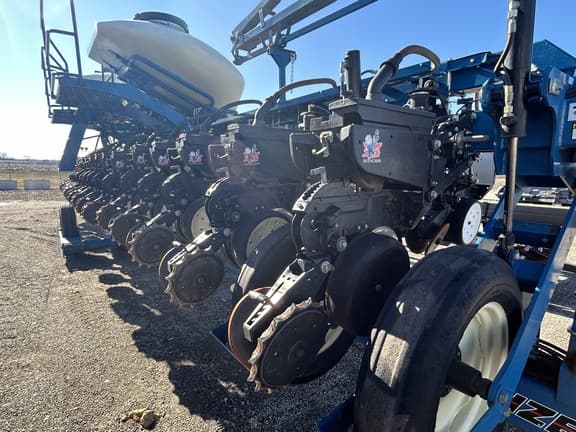 Image of Kinze 3660 equipment image 1
