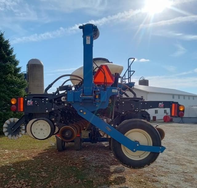 Image of Kinze 3600 equipment image 3