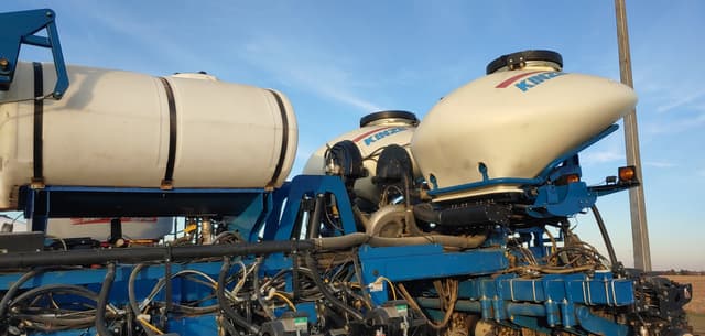 Image of Kinze 3800 equipment image 1