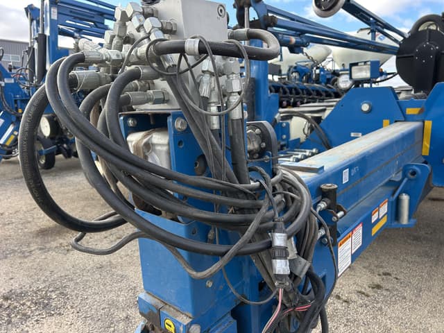 Image of Kinze 3800 equipment image 4