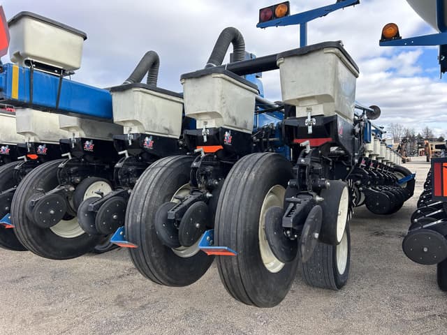 Image of Kinze 3800 equipment image 2