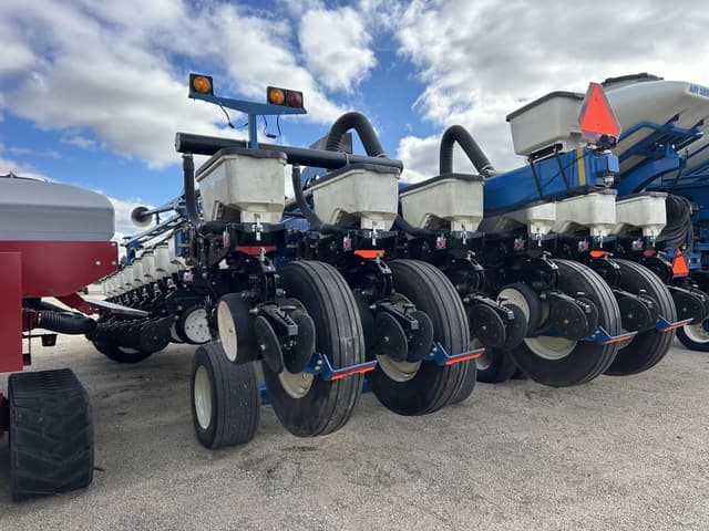 Image of Kinze 3800 equipment image 1