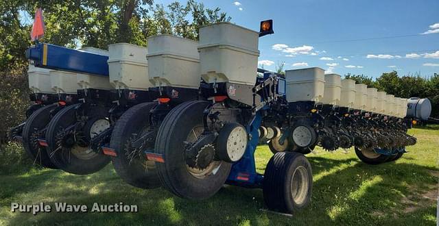 Image of Kinze 3800 equipment image 3