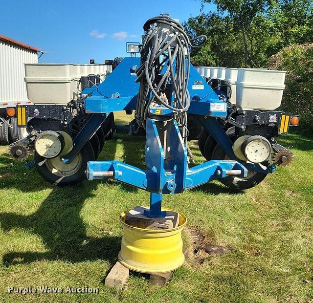 Image of Kinze 3800 equipment image 1