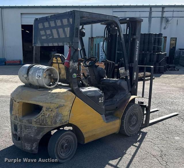 Image of Komatsu FG25T-16 equipment image 4