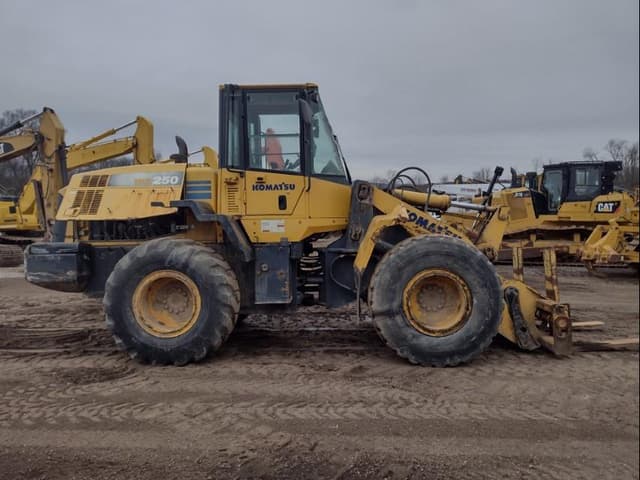 Image of Komatsu WA250-6 equipment image 2