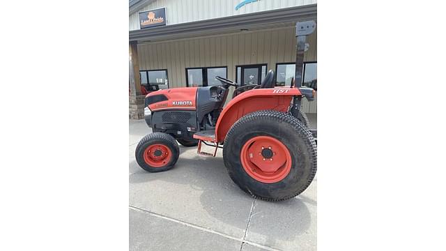 Image of Kubota L3240 equipment image 4