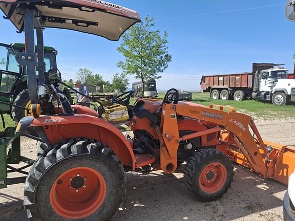 Image of Kubota L3800 equipment image 4
