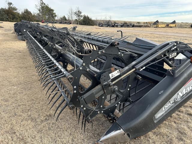 Image of MacDon D60-D equipment image 1