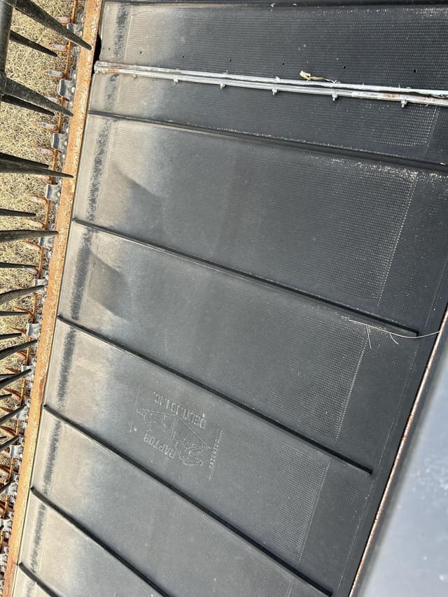 Image of MacDon D60-D equipment image 3