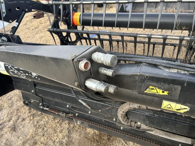 Image of MacDon D60-D equipment image 4