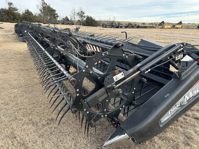 Image of MacDon D60-D equipment image 1