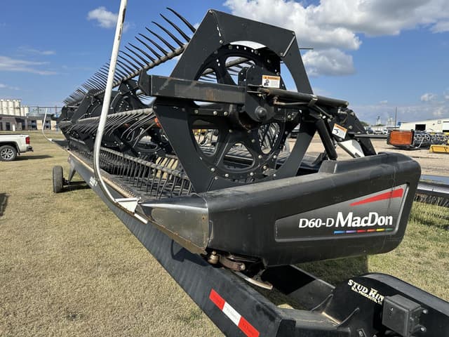 Image of MacDon D60-D equipment image 3