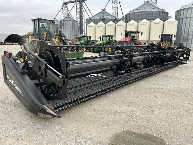 Image of MacDon FD70 equipment image 2