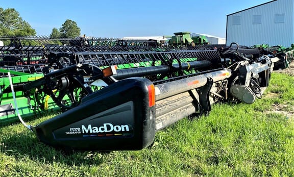 2012 MacDon FD70 Equipment Image0