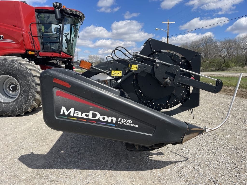 2012 MacDon FD70 Equipment Image0