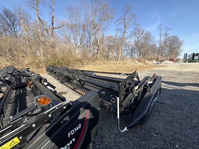 Image of MacDon FD70 equipment image 1