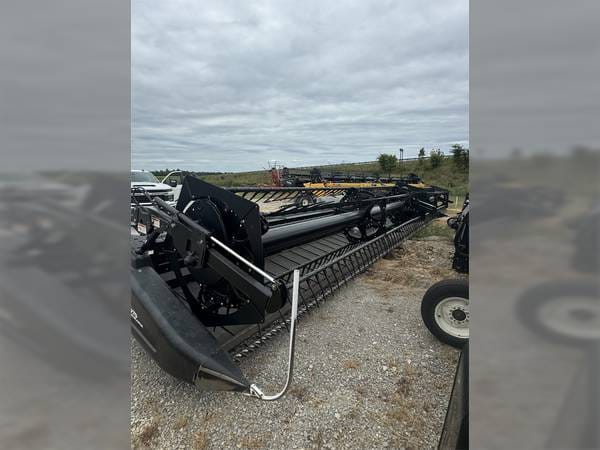 2012 MacDon FD70 Equipment Image0