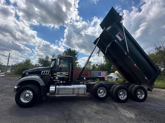 Image of Mack Granite GU713 equipment image 2