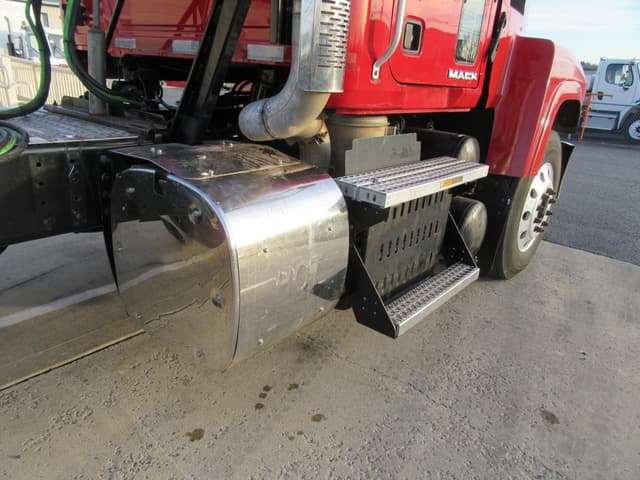 Image of Mack Pinnacle CHU613 equipment image 3