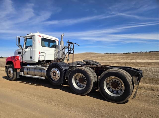 Image of Mack Pinnacle CHU613 equipment image 3