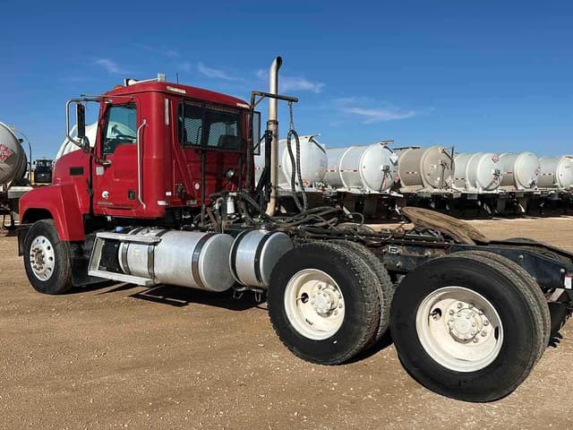 Image of Mack Pinnacle CHU613 equipment image 4